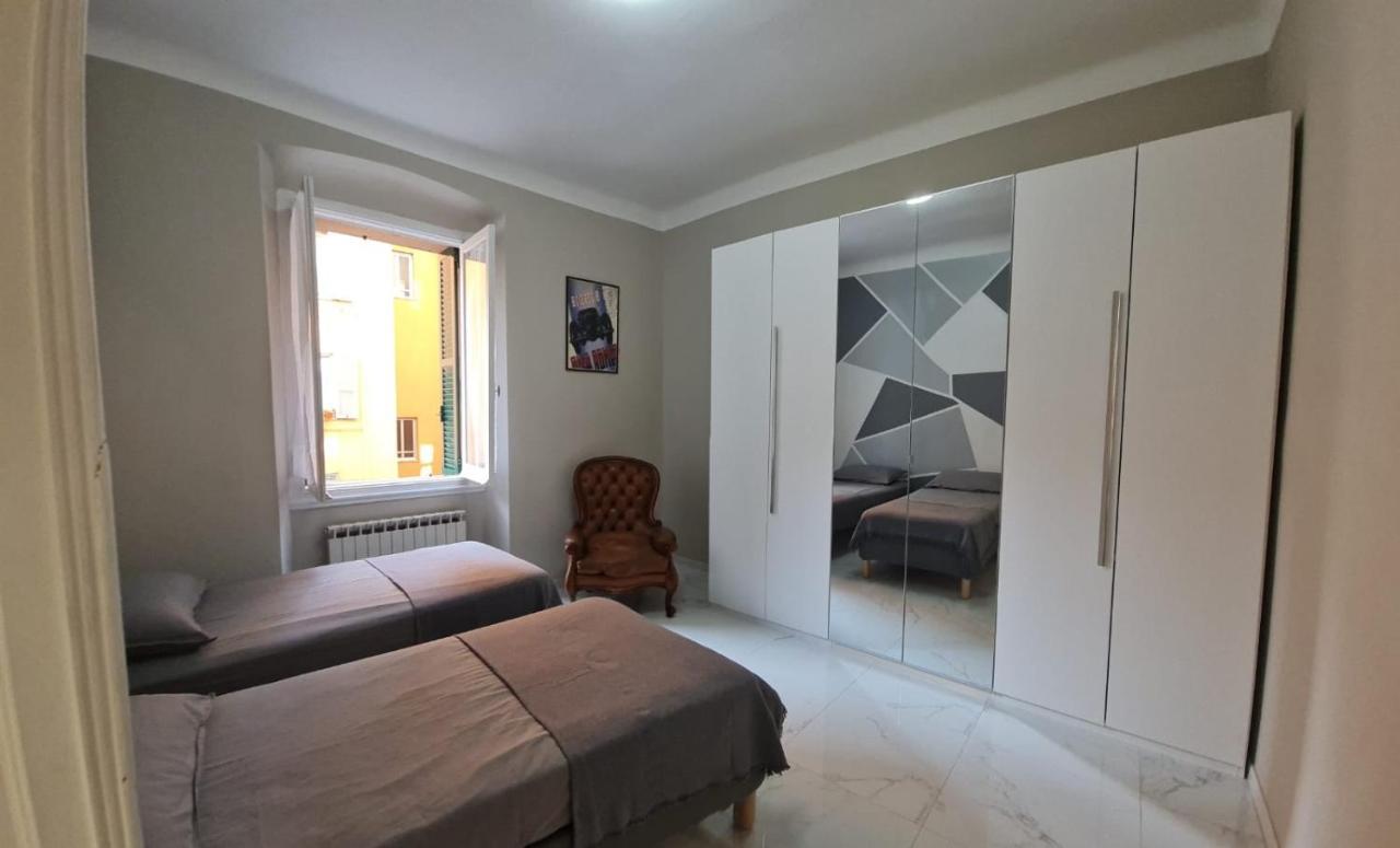 Ampio Appartamento Con 2 Posti Auto E Cortile Gênes Extérieur photo