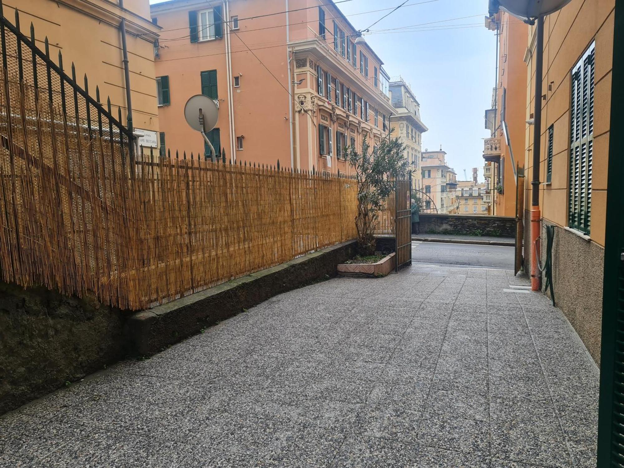 Ampio Appartamento Con 2 Posti Auto E Cortile Gênes Extérieur photo