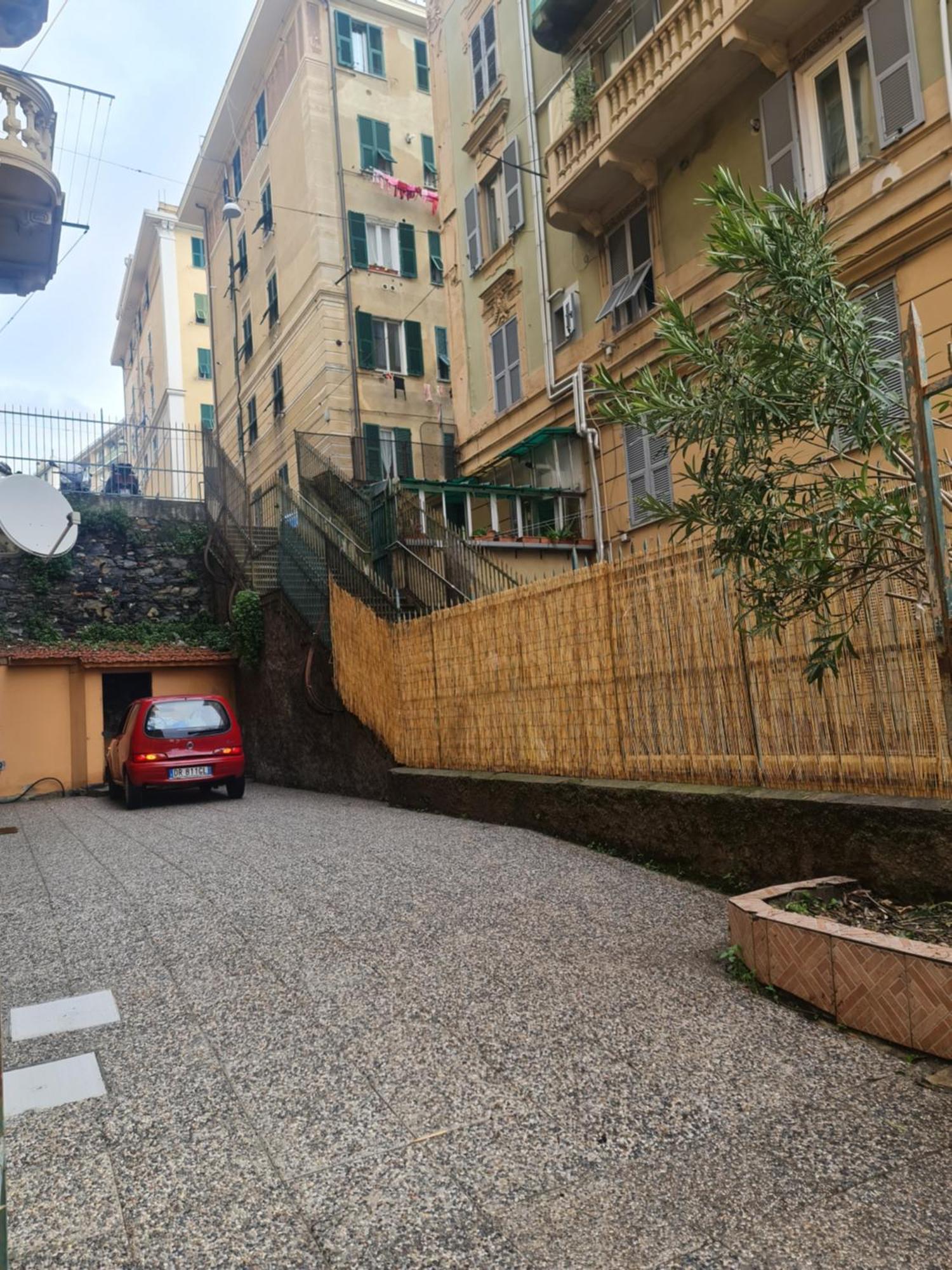 Ampio Appartamento Con 2 Posti Auto E Cortile Gênes Extérieur photo